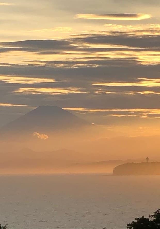 逗子・桜山の高台から望む、夕暮れの富士山と江ノ島と夕陽の一望